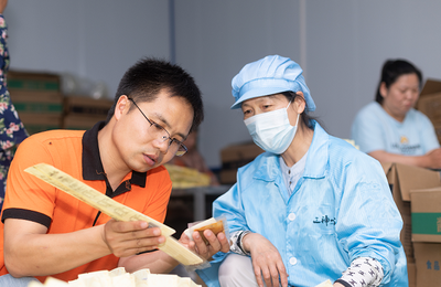 熊文文 大悟縣返鄉(xiāng)創(chuàng)業(yè)新鄉(xiāng)賢，以互聯(lián)網(wǎng)銷售助力鄉(xiāng)村振興，當選“中國網(wǎng)事·感動2023”二季度網(wǎng)絡(luò)感動人物